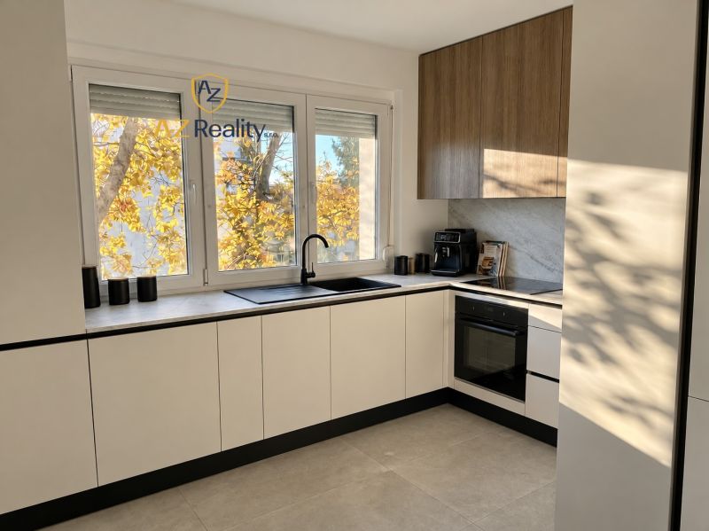 Exclusively renovated 3-room apartment for sale